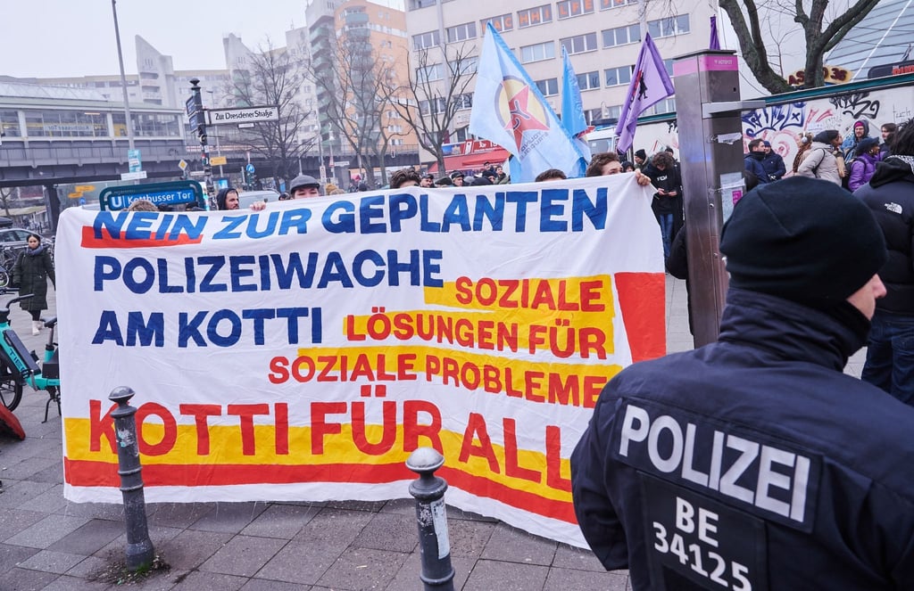 „Nein zur geplanten Polizeiwache am Kotti - soziale Lösungen für soziale Probleme - Kotti für Alle“ steht auf dem Transparent linker Gruppen.