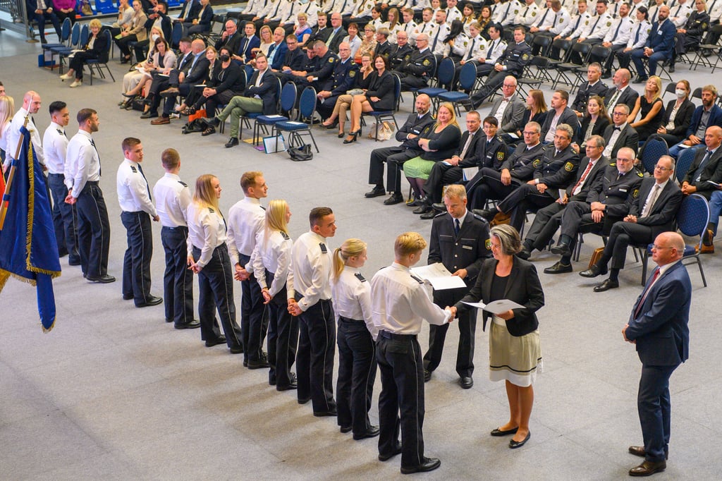 Polizeianwärter werden an der Fachhochschule vereidigt. Ein Skandal um andere Ex-Polizeischüler erschüttert nun die Landespolizei von Sachsen-Anhalt.