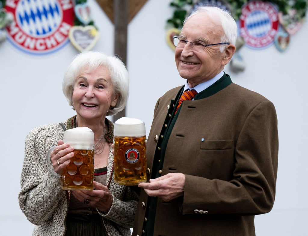 Edmund Stoiber und seine Frau Karin beim Empfang des FC Bayern auf dem Oktoberfest 2022.