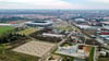 Blick von oben auf den neuen Gästeparkplatz an der MDCC-Arena (im Bild vorn links). Am Sonnabend, wenn der 1. FC Magdeburg den FC St. Pauli empfängt, soll er für Gästefans geöffnet werden. Heimfans dürften Probleme bekommen, da die Parkplätze an der Getec-Arena nicht zur Verfügung stehen.
