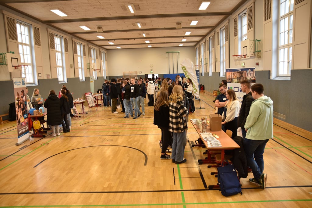 Schüler der Gemeinschaftsschule „Thomas Mann" gehen in ihrer Sporthalle auf Kontakt mit Firmen aus der Region.