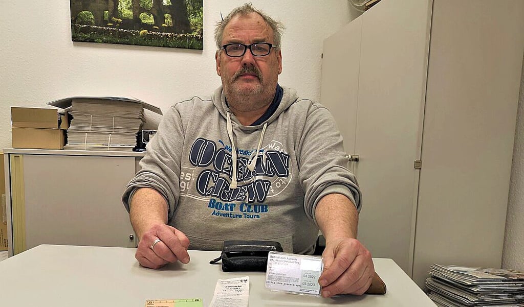Christian Post präsentiert seinen Schwerbehindertenausweis und den Strafzettel der Stadt Salzwedel.
