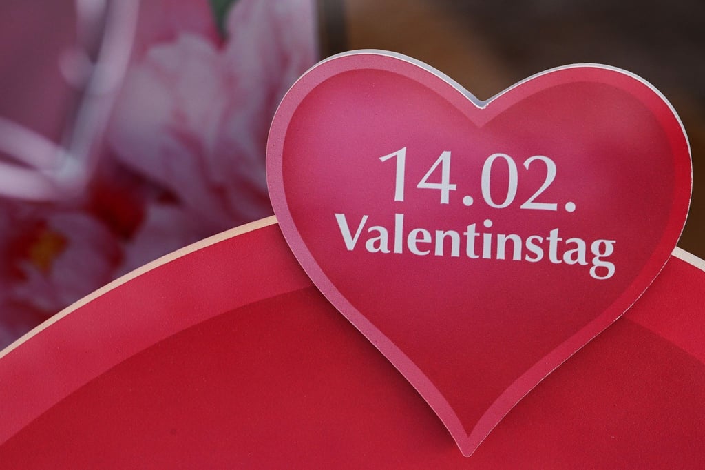 In einem Geschäft wird auf einem Herz in der Dekoration für den Valentinstag geworben.