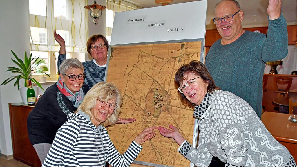 Ute Lehrmann (v.l.), Inge Ulrich, Evy Hoyer sowie Margit und Hermann Schulze zählen zur Interessengemeinschaft „Süplinger Chronik“. Sie wollen historische Kostbarkeiten, wie diese Landkarte von Süplingen aus dem Jahr 1846, zusammen tragen.