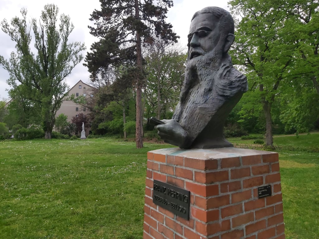 Die Franz-Mehring-Büste im Geschwister-Scholl-Park in Magdeburg.