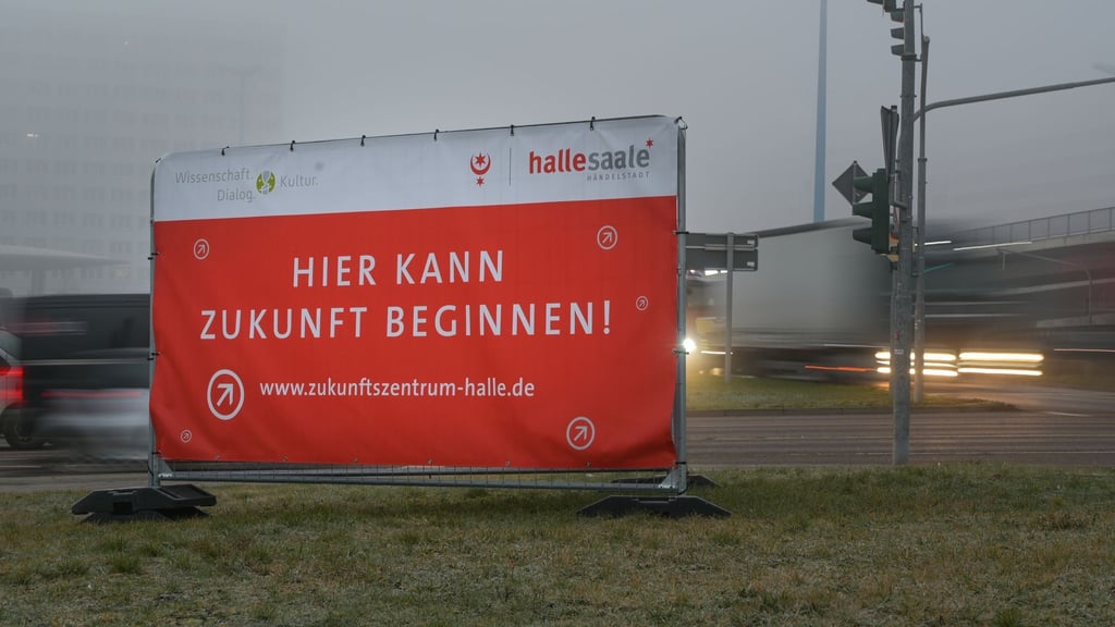 Ein großer Aufsteller steht am Riebeckplatz in Halle an der Stelle, wo das neue Zukunftszentrum für Deutsche Einheit und Europäische Transformation gebaut werden soll.
