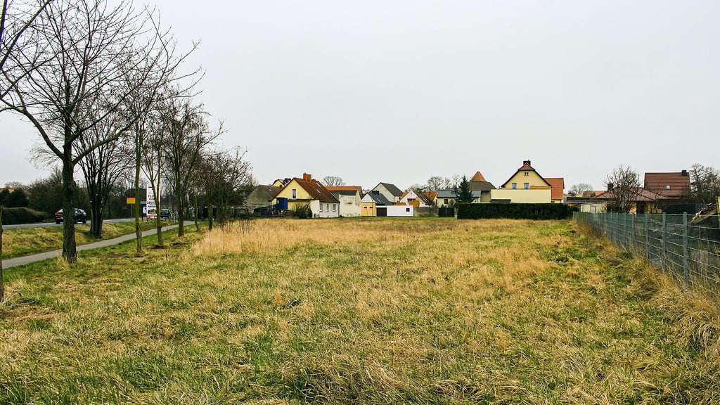 Auf dieser Fläche im Norden Ebendorfs soll ein Wohngebiet erschlossen werden. Links ist die B 71 zu erkennen.