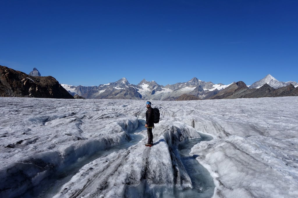 Blick über einen Gletscher im Gebirgsmassiv in den Walliser Alpen.