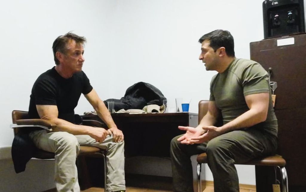 US-Schauspieler Sean Penn (l) und der ukrainische Präsident Wolodymyr Selenskyj in einer Szene des Dokumentarfilms "Superpower".