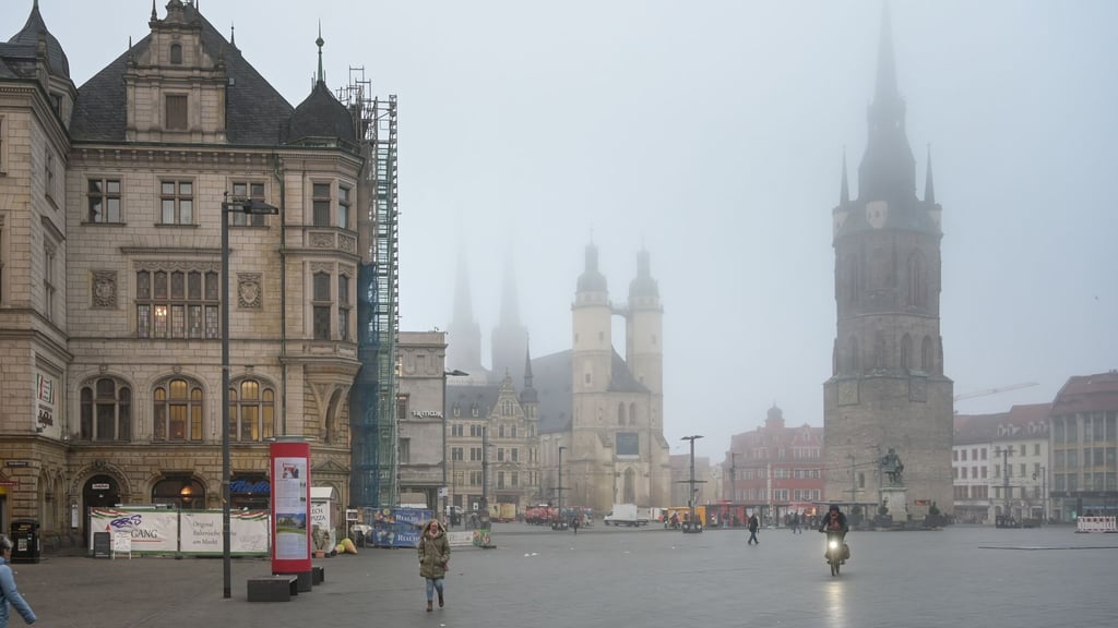 Der Marktplatz von Halle im Morgennebel mit dem Roten Turm und der Marktkirche.