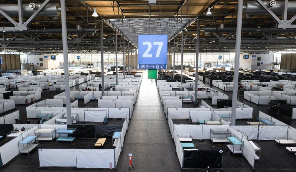 Betten für Geflüchtete stehen in der Außenstelle der Landesaufnahmebehörde Niedersachsen in der Messehalle 27 der Messe Hannover.