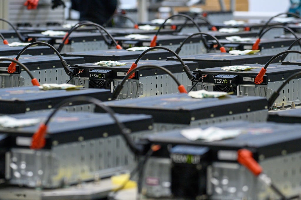 Batterie-Module liegen in der Produktion der Firma Tesvolt nebeneinander.