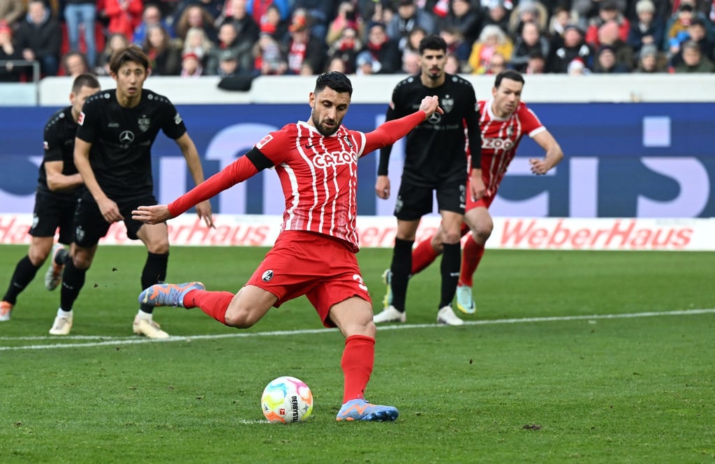 Freiburgs Vincenzo Grifo verwandelt einen Strafstoß zum 1:1.