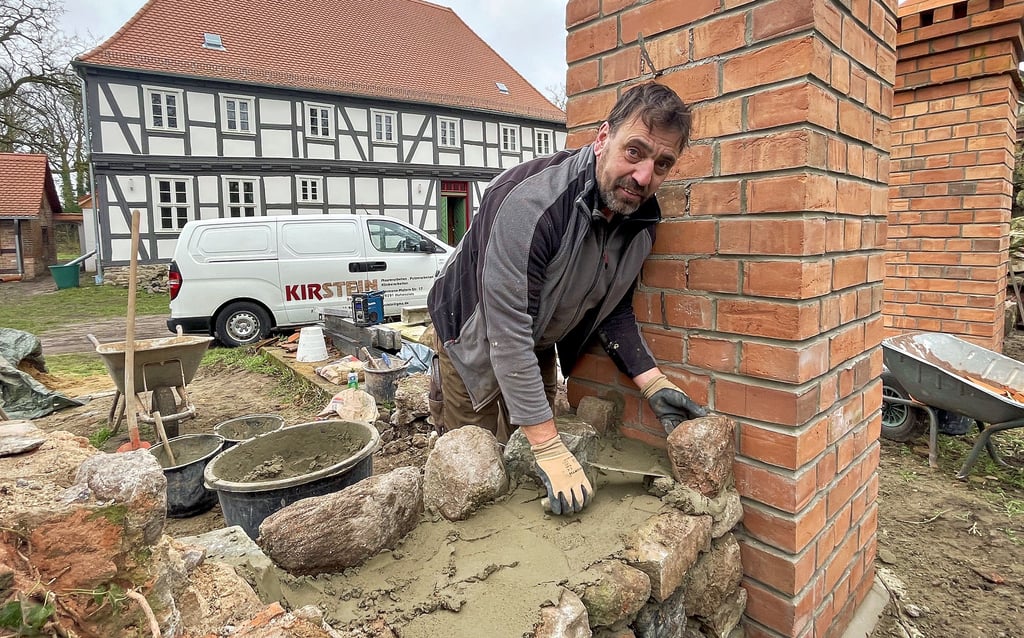 Maurer Frank Kirstein errichtet das Tor der alten Feldsteinmauer der "Alten Pfarre" in Möckern neu.