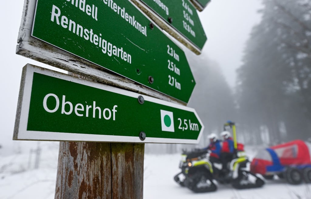 Nebel zieht über den Grenzadler bei Oberhof.