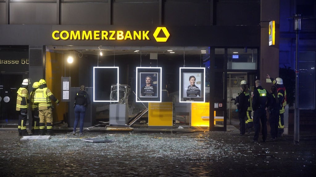 Polizisten sind am Tatort im Einsatz.