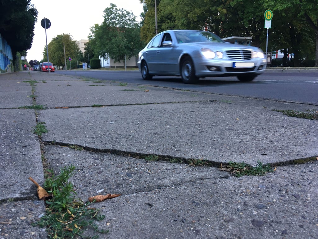Auf einer Länge von circa 485 Metern soll der marode Gehweg an der Galileostraße ertüchtigt werden.