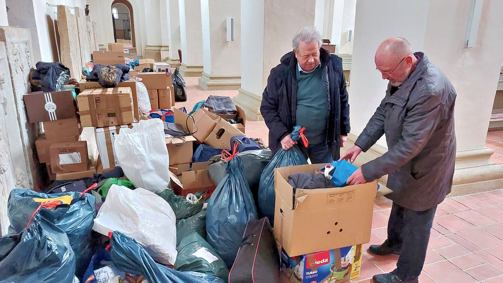 Joachim Schiemann und Timo Bartsch (von rechts) überprüfen die in der Liebfrauenkirche Halberstadt abgegebenen Spenden. Eigentlich sollten die Sachen für die Opfer der Erdbebenkatastrophe in die Türkei geschickt werden.
