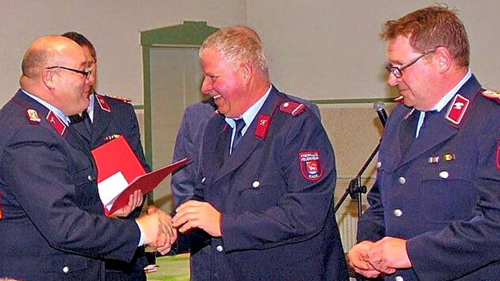 Der Kader Ortswehrleiter Sven Koch (li.) konnte eine Reihe seiner Kameraden für langjährige Mitgliedschaft ehren. Er selbst ist seit 40 Jahren dabei.