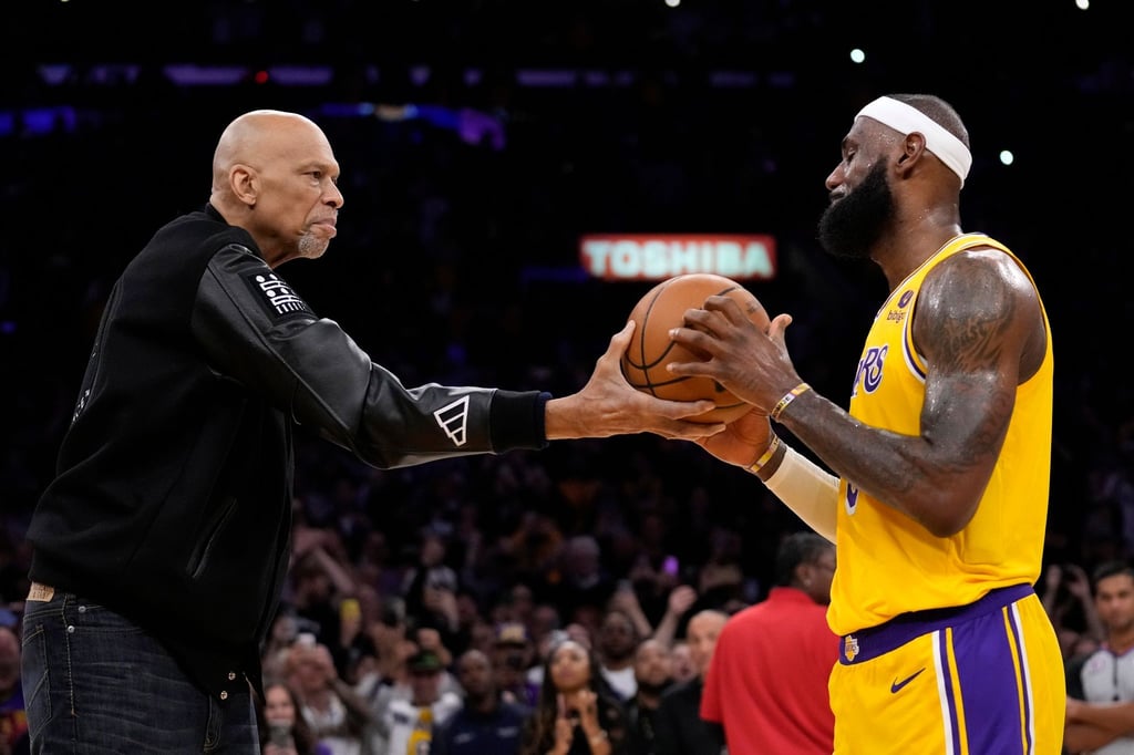NBA-Legende Kareem Abdul-Jabbar (l) gratuliert LeBron James zum Rekord.