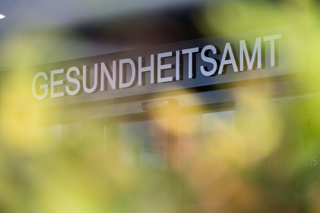 Ein Schriftzug weist auf eine Gesundheitsamt hin.