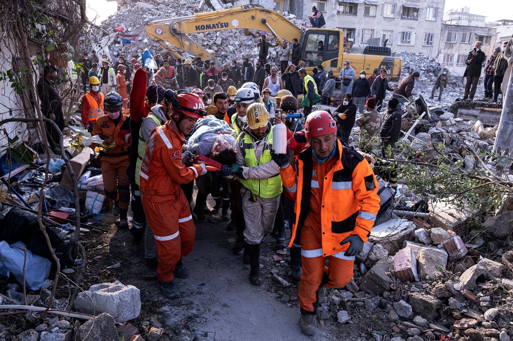 Rettungskräfte und Sanitäter bergen eine Person aus einem eingestürzten Gebäude. Auch rund eineinhalb Wochen nach der Erdbebenkatastrophe mit Zehntausenden Toten erschüttern immer noch weitere Erdstöße die Katastrophenregion.