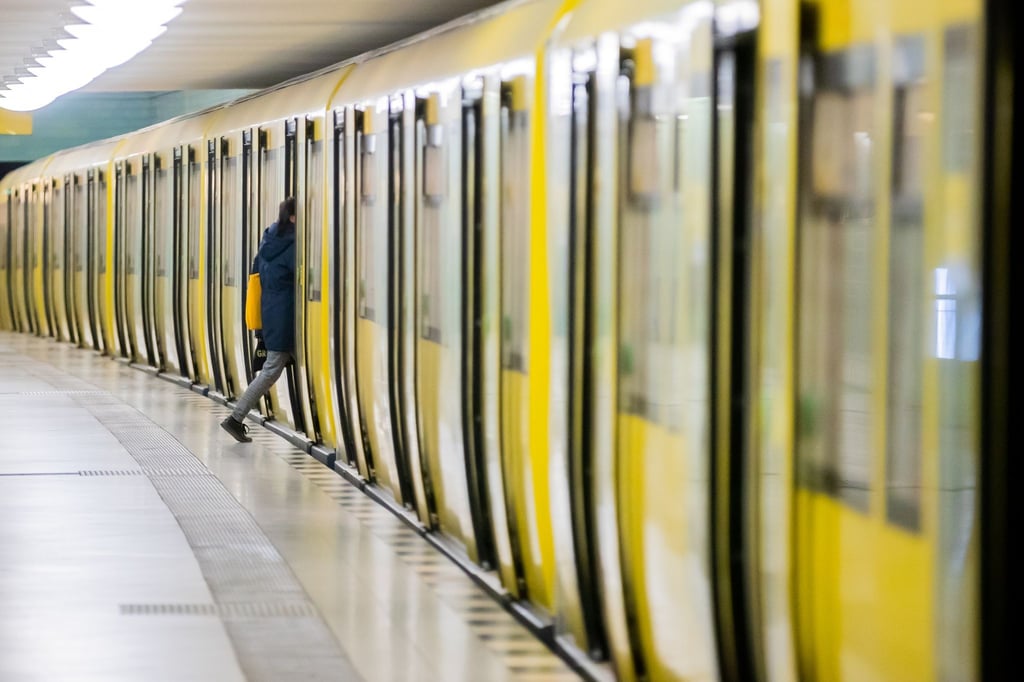Ein Mann steigt in eine U-Bahn.