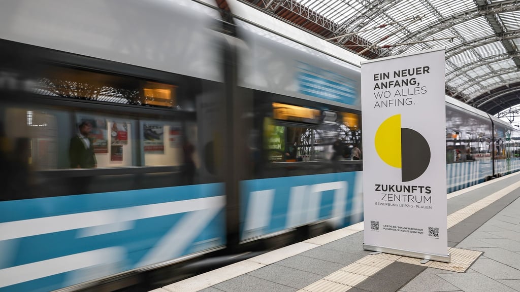 Ein so genannter Zukunftszug fährt in den Leipziger Hauptbahnhof ein.