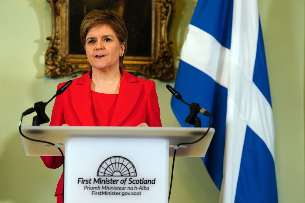 Nicola Sturgeon war im November 2014 als Regierungschefin angetreten, nachdem sich die Schotten in einem ersten Referendum gegen die Unabhängigkeit entschieden hatten - das war allerdings vor dem Brexit. Sie ist damit die am längsten amtierende schottische Regierungschefin.