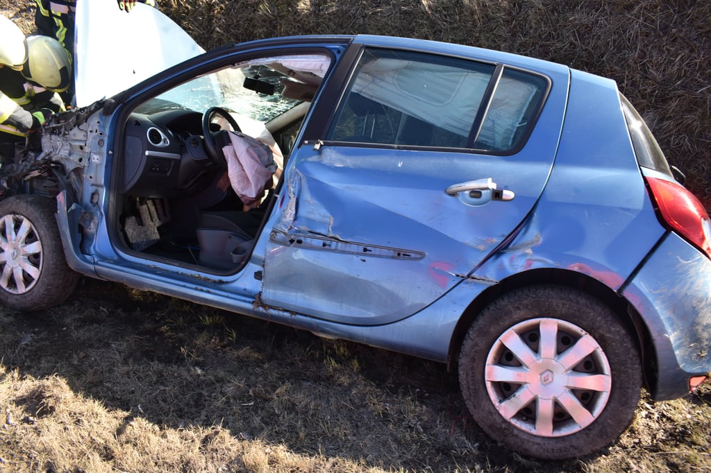 Die 72 Jahre alte Renault-Fahrerin landete nach dem Crash auf der B 244 zwischen Elbingerode und Wernigerode im Straßengraben und erlitt schwere Verletzungen.