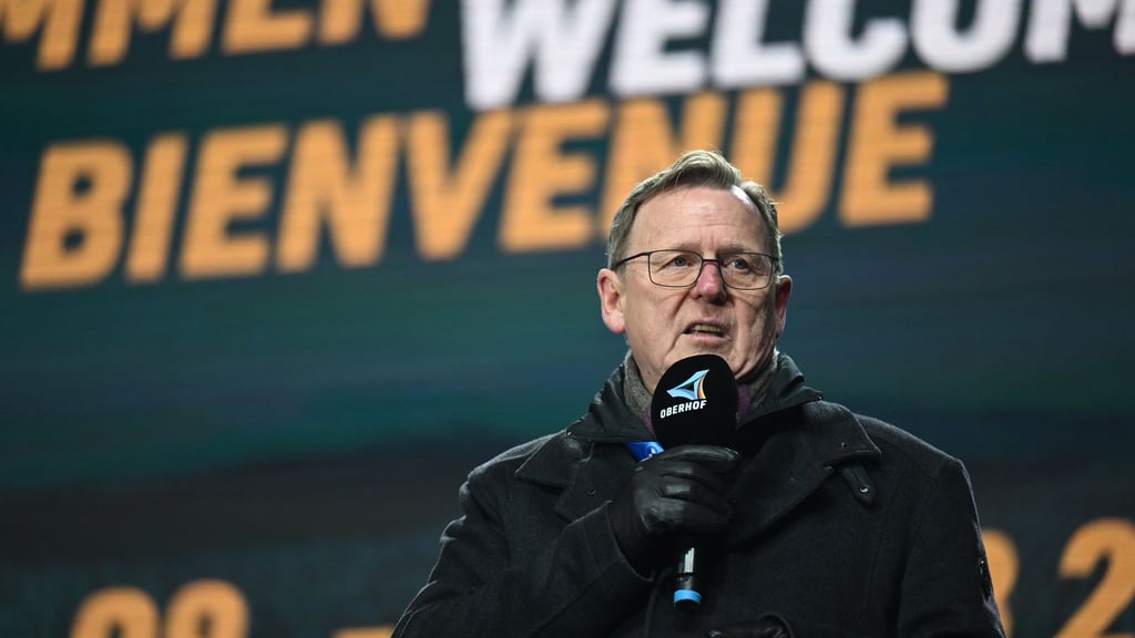 Ministerpräsident von Thüringen Bodo Ramelow spricht bei der Eröffnungsfeier anlässlich der Biathlon-Weltmeisterschaft.