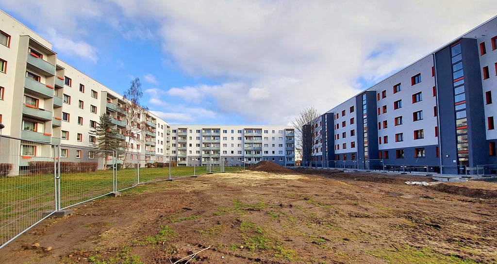 Sie gehören zu den DDR-Plattenbauvierteln – die großen Innenhöfe. Im Wohngebiet Stadtfeld soll auf einer solchen Fläche etwas Neues entstehen.