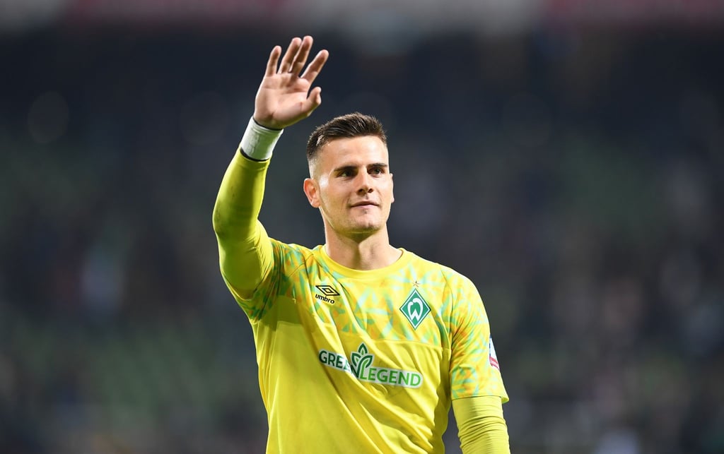 Werder Torwart Michael Zetterer winkt den Fans zu.