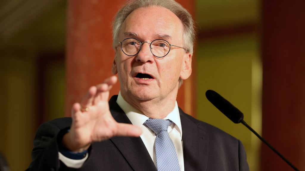 Sachsen-Anhalts Ministerpräsident Reiner Haseloff spricht in der Staatskanzlei zu den Medien.