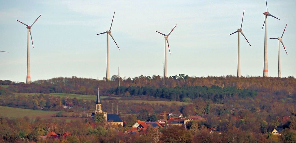Den Anblick von Windrädern, wie hier auf dem Druiberg hinter Dardesheim, findet nicht jeder schön. Die Beteiligung von Bürgern und auch Kommunen an Windrädern wird als ein Weg für mehr Akzeptanz für diese Form der Energieerzeugung gesehen.