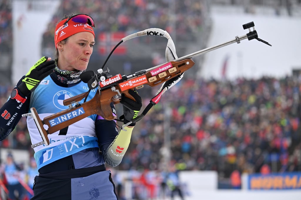 Silber in der WM-Verfolgung: Biathletin Denise Herrmann-Wick (l) am Schießstand.