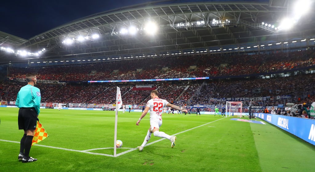 David Raum bei einer Ecke für RB Leipzig.