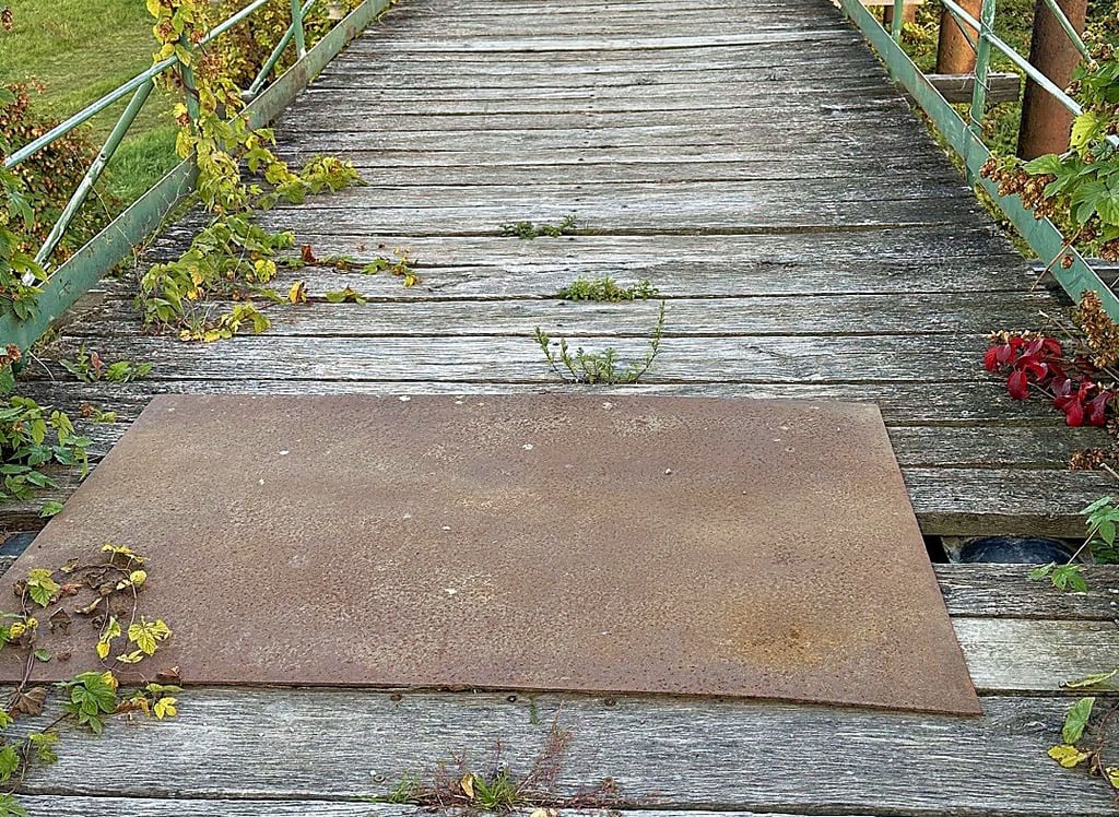 Die Brücke für Radfahrer und Fußgänger im Gebiet der Stadt Hecklingen befindet sich in einem sehr schlechten Zustand und musste gesperrt werden.