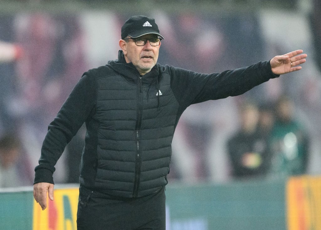 Union Berlins Trainer Urs Fischer gestikuliert am Spielfeldrand.