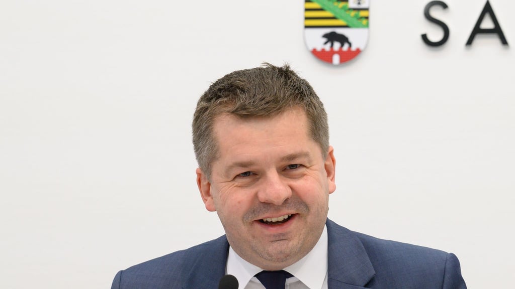 Minister für Wirtschaft, Tourismus, Landwirtschaft und Forsten des Landes Sachsen-Anhalt Sven Schulze freut sich während der Landespressekonferenz.