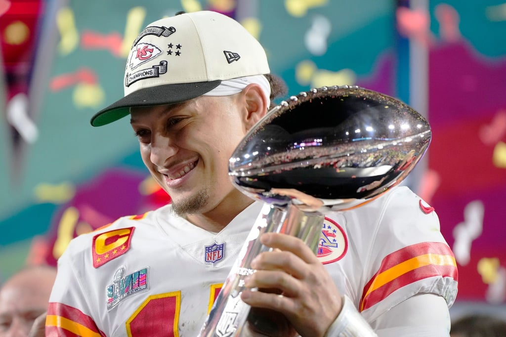 Kansas City Chiefs-Quarterback Patrick Mahomes (15) hält die Super-Bowl-Trophäe nach dem Sieg gegen die Philadelphia Eagles.