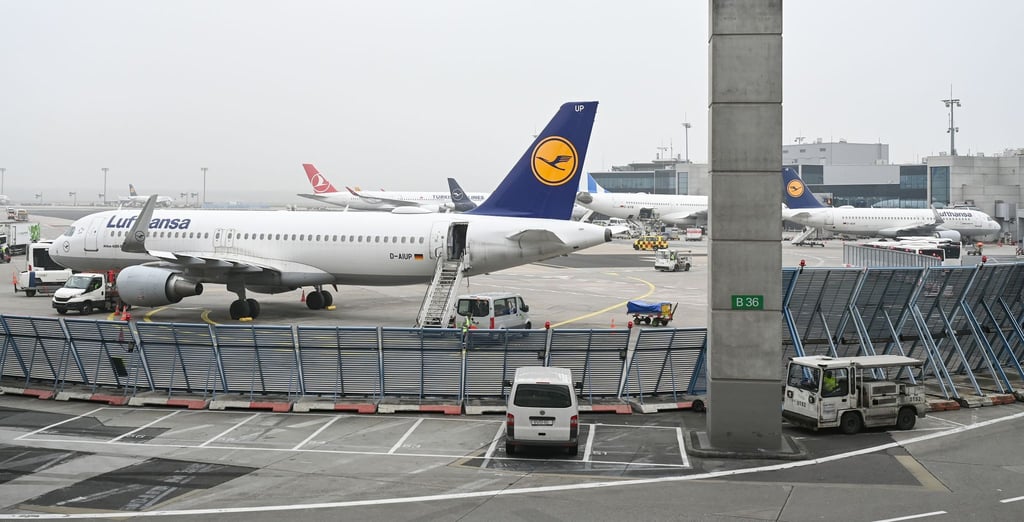 Wegen IT-Problemen beim Lufthansa-Konzern sind Tausende Passagiere von Verspätungen und Flugausfällen betroffen.
