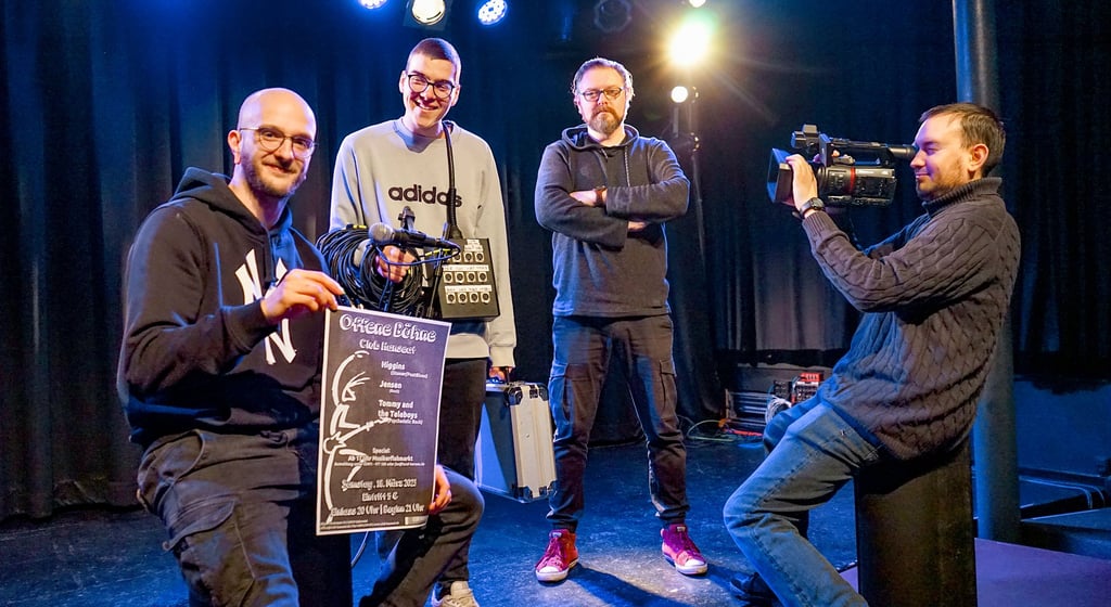 Sie wollen die Offene Bühne wiederbeleben: Hanseat-Azubi Philipp Peters (von links), Aktion-Musik-Lehrling Ferdinand Günther, der Mann am Mischpult, Michael "Elvis" Schulze und Andre Rublow vom OKS.