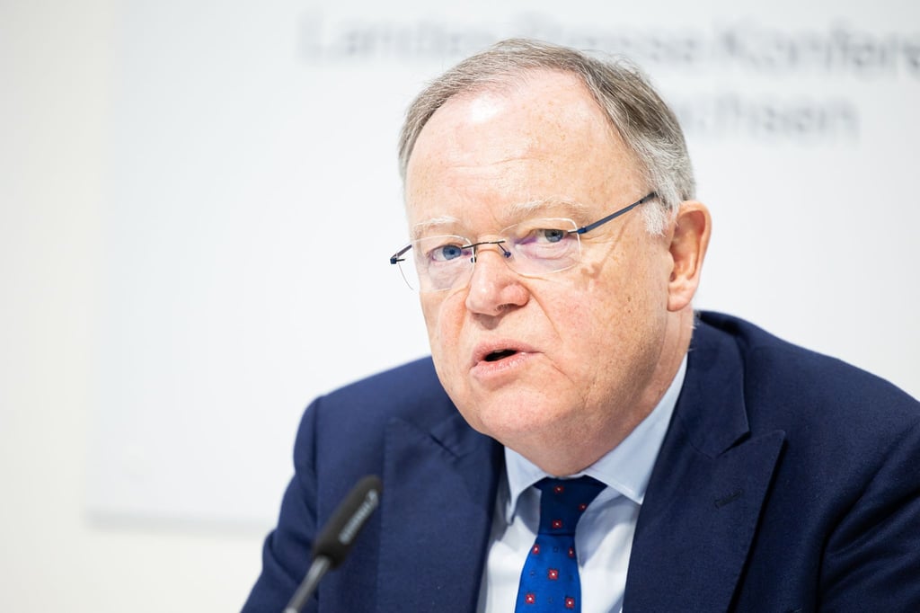 Niedersachsens Ministerpräsident Stephan Weil spricht während der Landespressekonferenz.