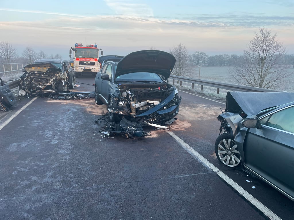 Ohne die Feuerwehren aus Tangermünde, hätten die Menschen auf der B188 am Abzweig Fischbeck nicht aus ihren Autos befreit werden können.