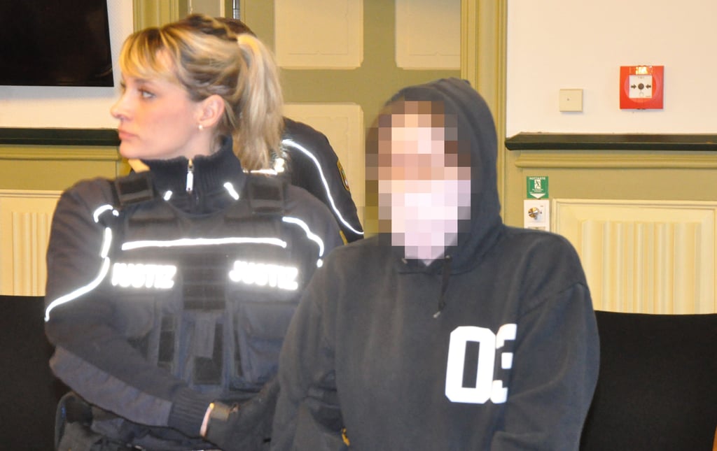 In Handschellen wurde die 39-Jährige in den Gerichtssaal geführt, sie hatte seit dem 23. September in Untersuchungshaft gesessen.