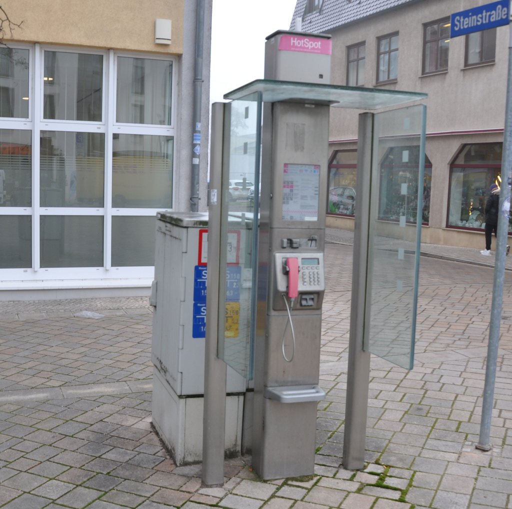 Am Markt in Schönebeck steht noch eine Telefonzelle der Telekom. Telefonieren kann man dort allerdings nicht mehr. In Kürze sollen auch die "Stelen" genannten öffentlichen Telefone abgebaut werden.