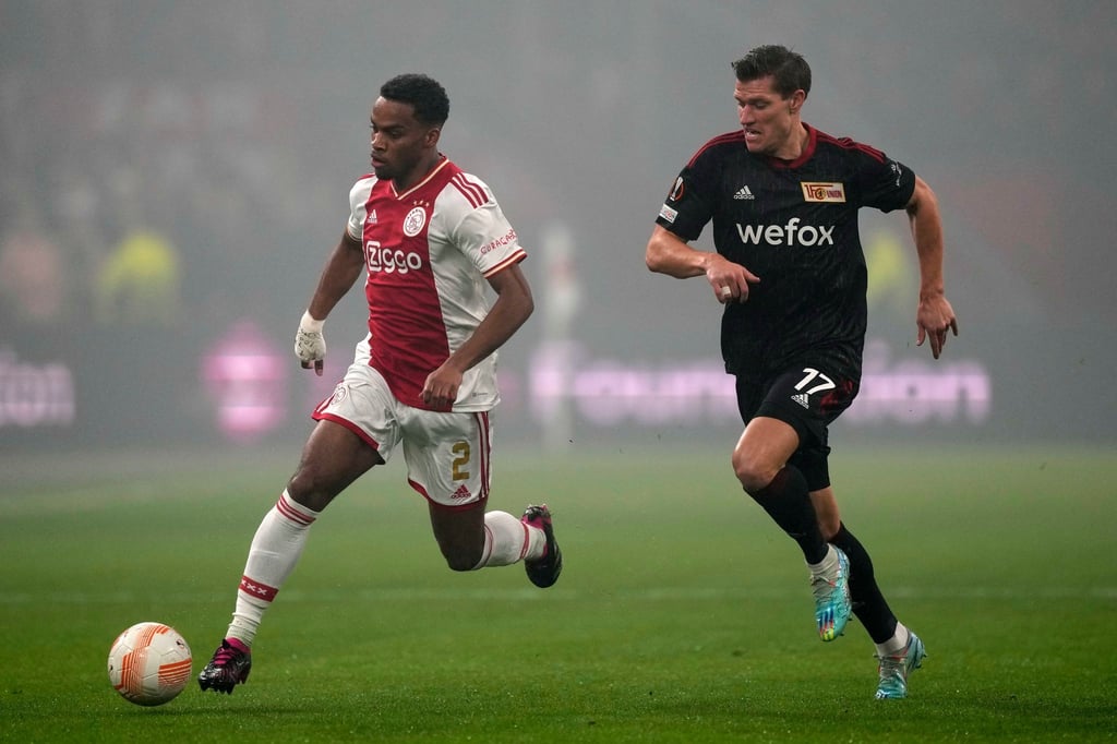 Jurrien Timber (l) von Ajax Amsterdam gegen Kevin Behrens vom 1. FC Union Berlin.