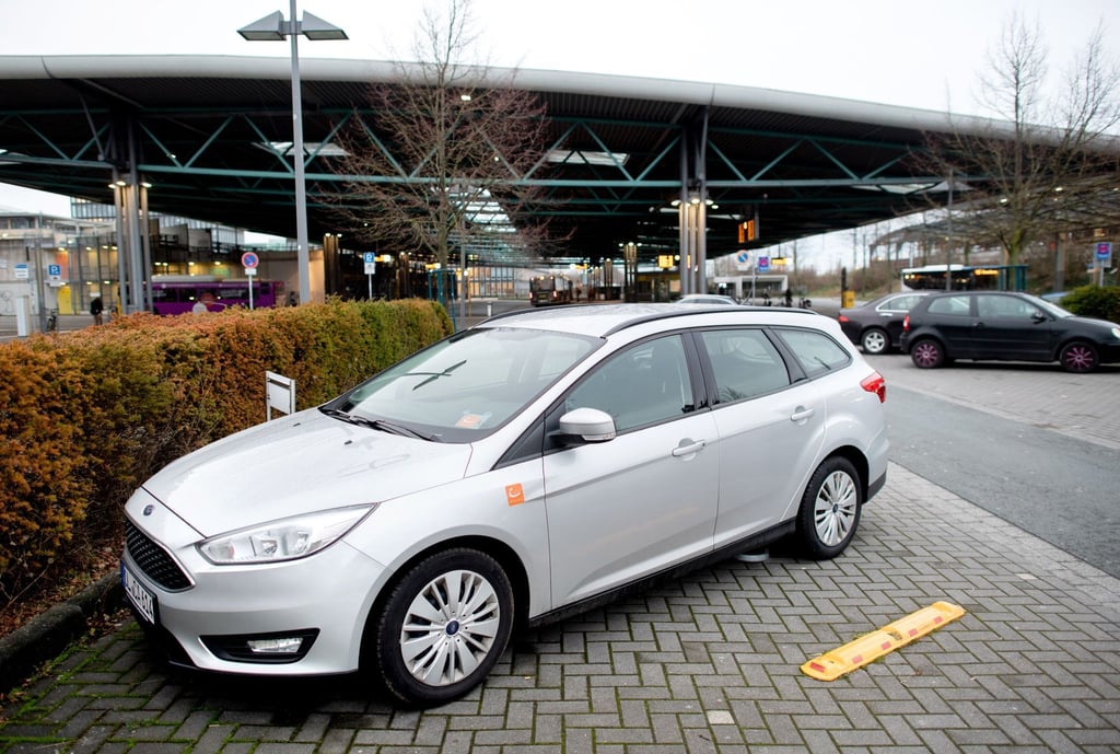 Ein Auto des Carsharing-Anbieters Cambio auf einem Parkplatz am ZOB.