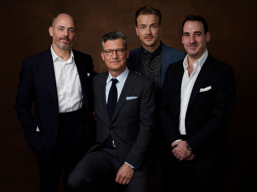 Edward Berger (l-r), Malte Grunert, Albrecht Schuch und James Friend posieren im Beverly Hilton Hotel für ein Porträt.